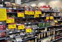 Supermercado tem liquidação de 80% para acabar com estoque