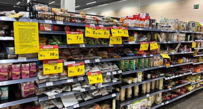 Supermercado tem liquidação de 80% para acabar com estoque