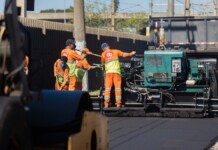foto da operação tapa-buraco em Canoas
