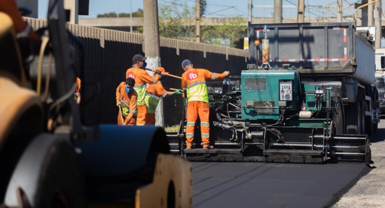 foto da operação tapa-buraco em Canoas