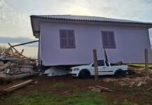 foto de estragos após passagem de tornado em santa catarina