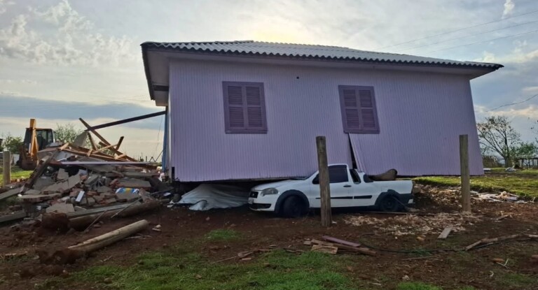 foto de estragos após passagem de tornado em santa catarina