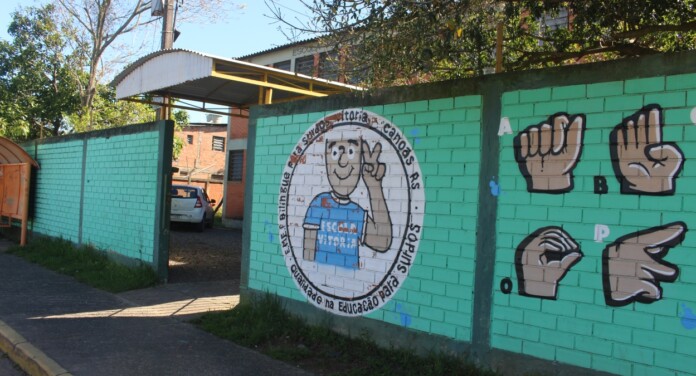 Única escola bilíngue de Canoas, EMEF Vitória transforma educação de alunos surdos