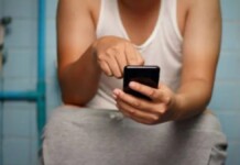 Usar celular no banheiro pode causar doença gravíssima