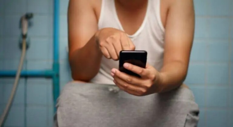 Usar celular no banheiro pode causar doença gravíssima