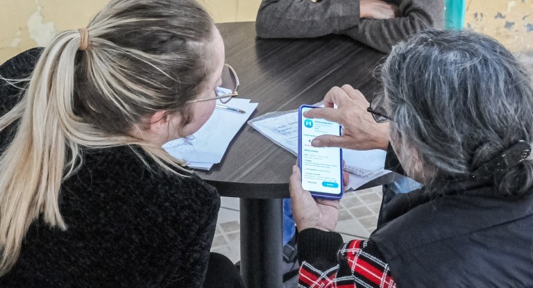 Idosos têm aulas gratuitas de inclusão digital em Canoas
