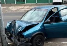Motorista fica ferido após carro colidir em poste em Canoas Ocorrência do motorista ferido em Canoas