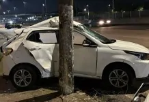 na foto, carro envolvido em acidente na BR-116 em Canoas