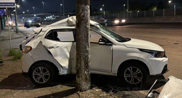 na foto, carro envolvido em acidente na BR-116 em Canoas