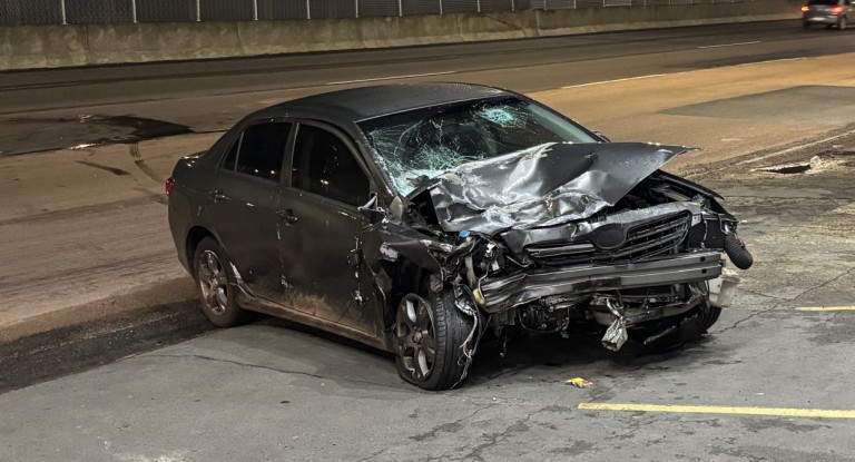 na foto, carro após acidente na BR-116 em Canoas