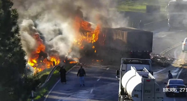 BR-386: acidente em Fontoura Xavier causa incêndio e bloqueia totalmente rodovia