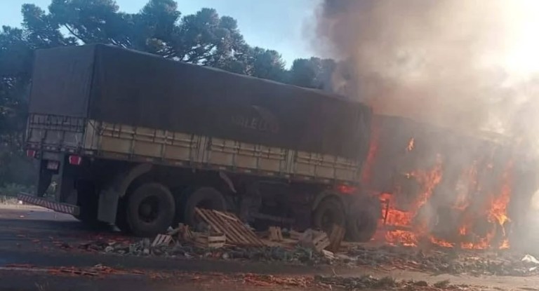 Duas pessoas morrem durante explosão de caminhões em acidente na BR-386 em Fontoura Xavier