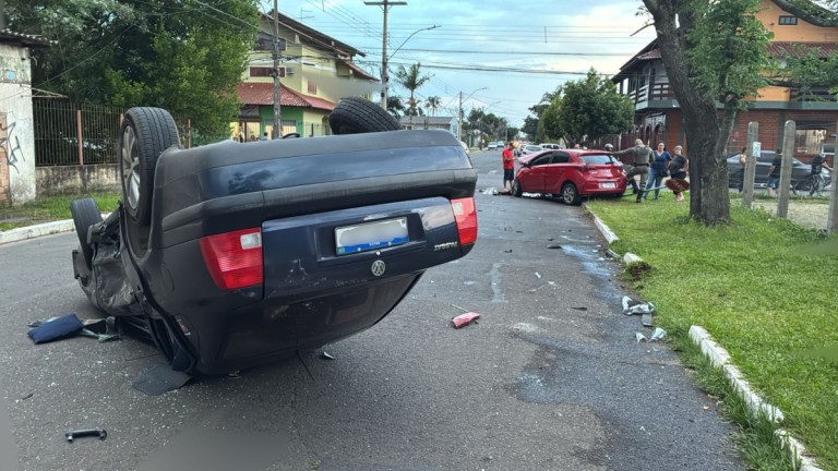 o carro que capotou em acidente em canoas