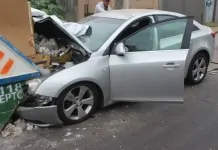 Acidente: motorista passa mal e bate carro contra caçamba de entulhos em Canoas Motorista passa mal e bate carro contra caçamba de entulhos em Canoas