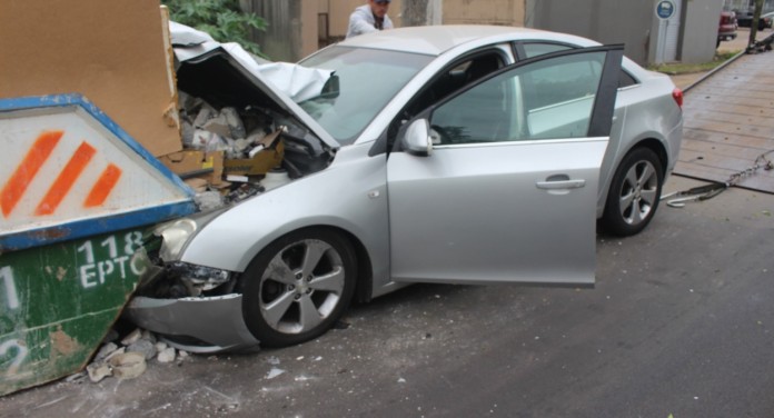 Motorista passa mal e bate carro contra caçamba de entulhos em Canoas Motorista passa mal e bate carro contra caçamba de entulhos em Canoas