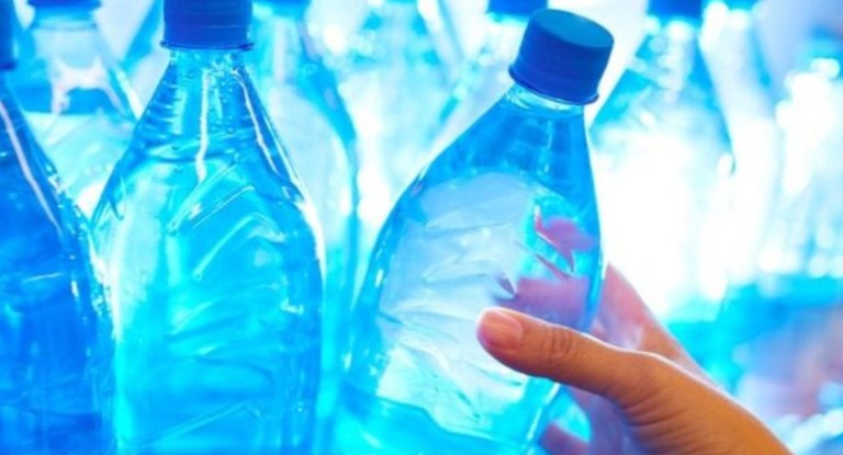 Homem sofre intoxicação após beber água mineral contaminada