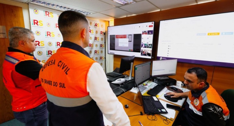 na foto, alerta máximo da defesa civil no rs