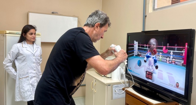 Aluna da Ulbra Canoas usa realidade virtual para tratar pacientes com Parkinson