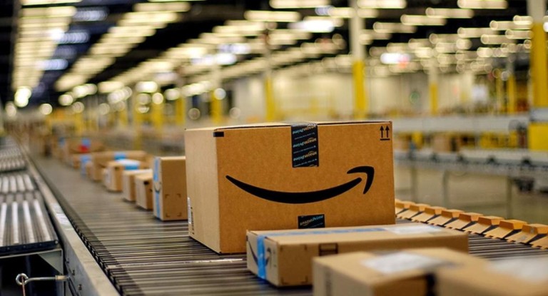 A Amazon confirma demissão de 14 mil funcionários corporativos e abre espaço para realocação interna. Medida visa aumentar eficiência.