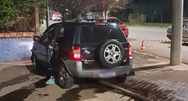 na foto, carro de ataque a tiros em não me toque