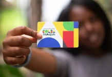 na foto, bolsa família cancelado