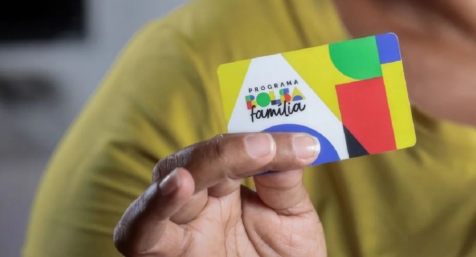 na foto, bolsa família pagamento outubro