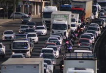 na foto, congestionamento na BR-116 em Canoas