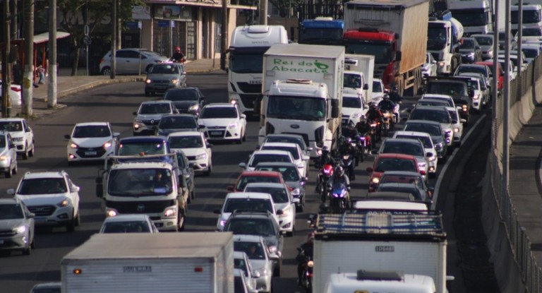 na foto, congestionamento na BR-116 em Canoas