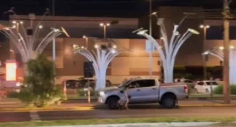 na foto, vídeo de briga de trânsito em Canoas