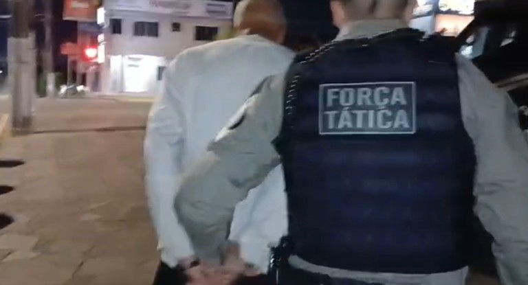 na foto, brigada militar prende ladrão em Canoas