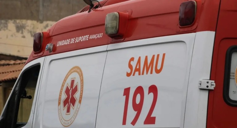 na foto, samu atende acidente na BR-448 entre Canoas e Porto Alegre