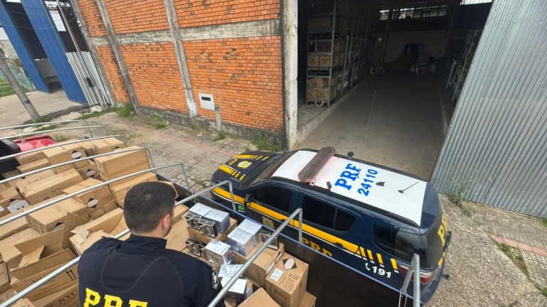 caminhão carregado de perfumes importados