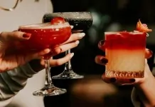 Cientistas brasileiros criam canudo que detecta metanol em bebidas adulteradas, como possivelmente poderia ocorrer na foto ilustrativa onde três pessoas seguram copos de bebidas