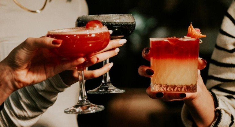 Cientistas brasileiros criam canudo que detecta metanol em bebidas adulteradas, como possivelmente poderia ocorrer na foto ilustrativa onde três pessoas seguram copos de bebidas