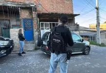 na foto, policiais fazem operação para acabar com roubo de celulares em Canoas