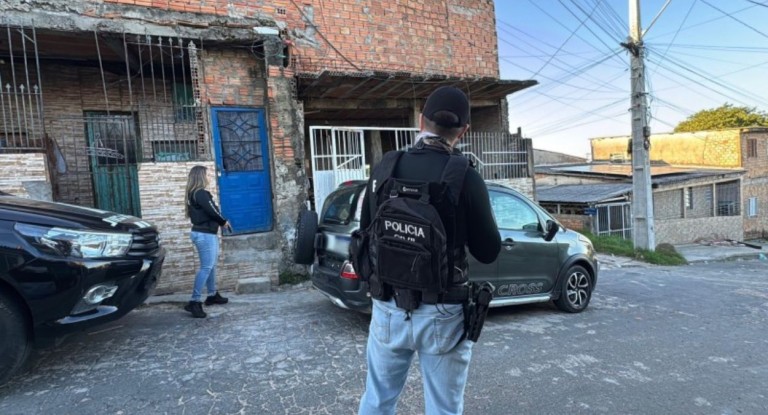 na foto, policiais fazem operação para acabar com roubo de celulares em Canoas