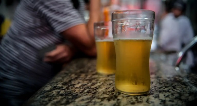 Você sabia que a cerveja tem metanol? Entenda se há risco no consumo