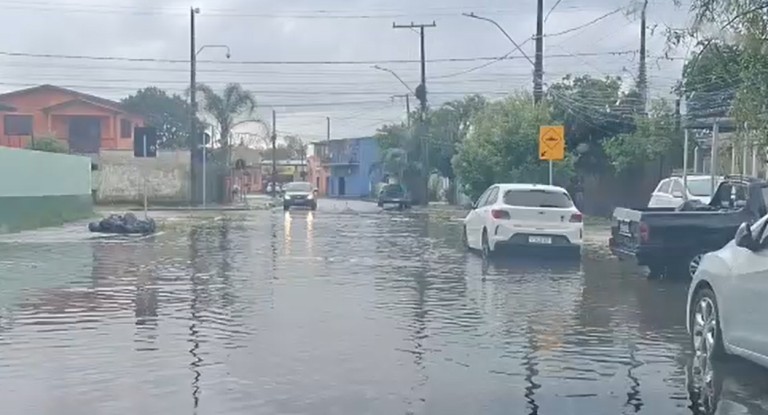 imagem mostra chuva forte em canoas