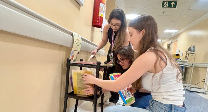 Crianças internadas no Hospital Universitário de Canoas ganham refúgio com Estante Encantada