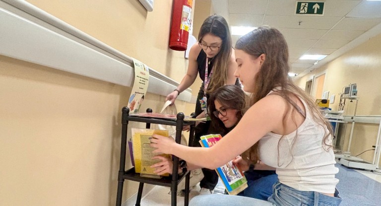 Crianças internadas no Hospital Universitário de Canoas ganham refúgio com Estante Encantada