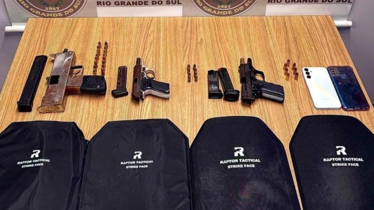 materiais apreendidos na ocorrência dos criminosos mortos em Garibaldi