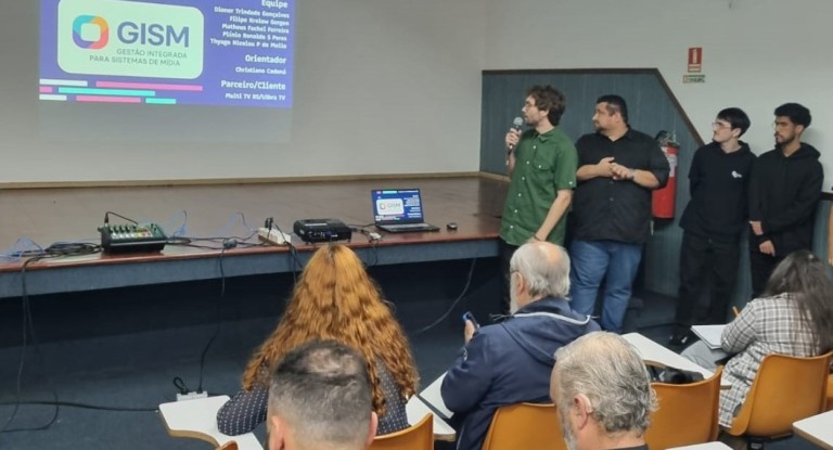 na foto, curso gratuito bolsa
