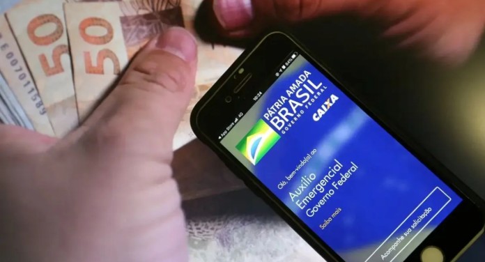 na foto, saiba quem terá que devolver o auxílio emergencial