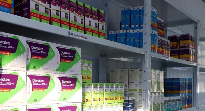 na foto, farmácia de esteio que distribui remédis de graça para animais