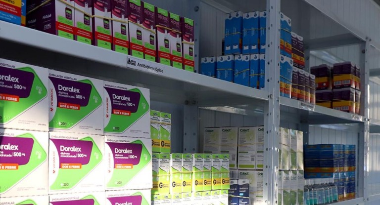 na foto, farmácia de esteio que distribui remédis de graça para animais