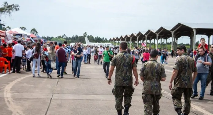 na foto, expoaer na base aérea de Canoas
