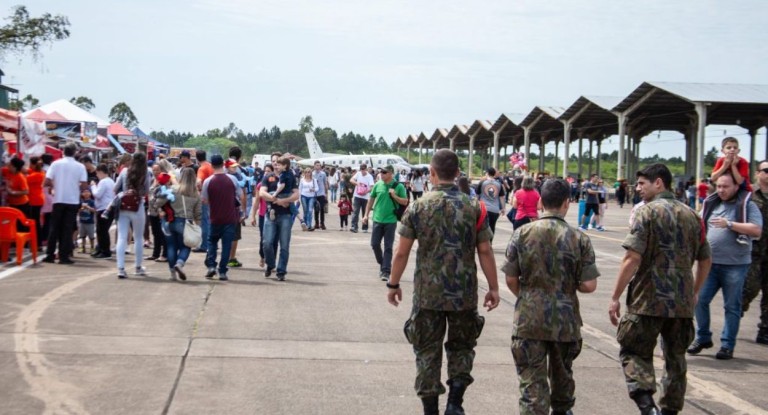 na foto, expoaer na base aérea de Canoas
