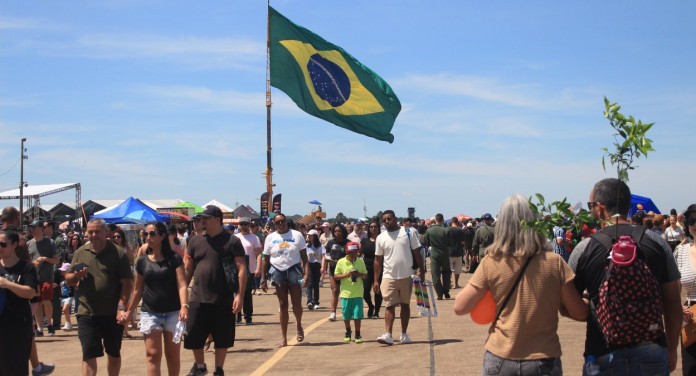 na foto, visitantes na expoaer na Base Aérea de Canoas
