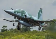 EXPOAER: Base Aérea de Canoas abre portões com corrida entre Caça F-5 e Lamborghini