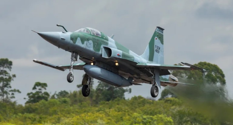 EXPOAER: Base Aérea de Canoas abre portões com corrida entre Caça F-5 e Lamborghini